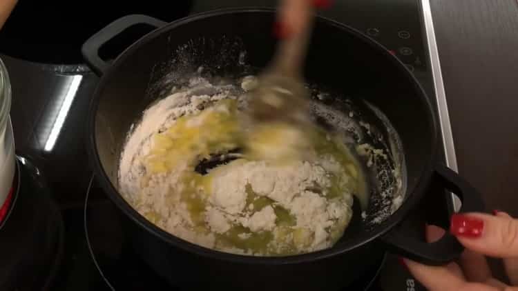 Per preparare le lasagne, prepara la salsa