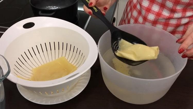 Raffreddare i fogli per preparare le lasagne