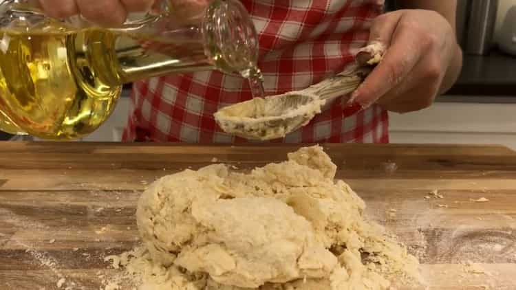 Per preparare le lasagne, mescola gli ingredienti per l'impasto.