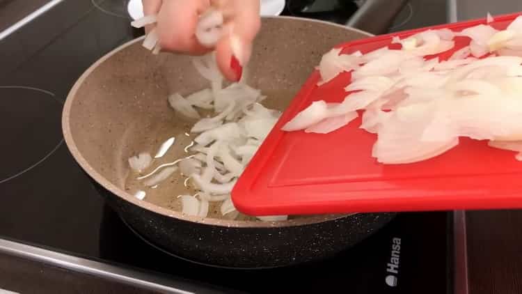 Per preparare le lasagne, friggi le cipolle