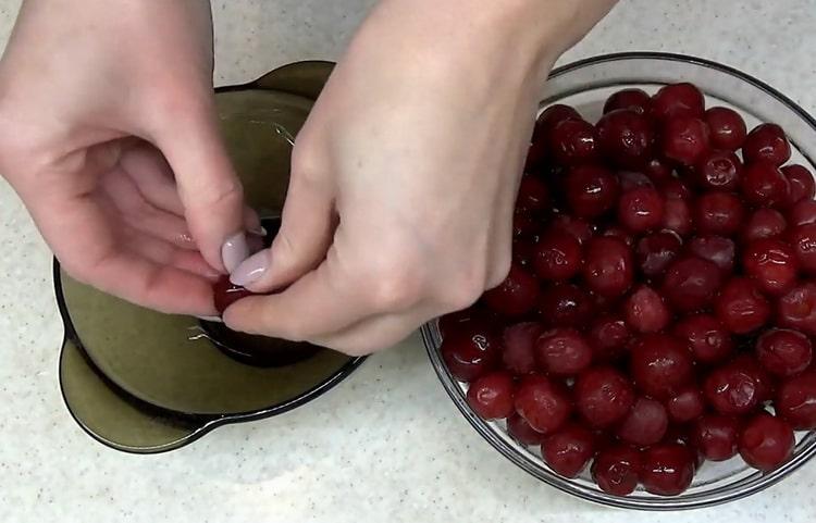 Metti le ciliegie per fare una torta