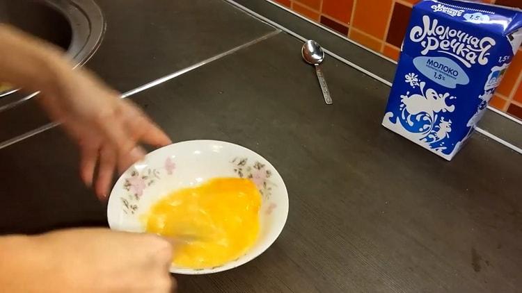Um ein Omelett zu machen, schlagen Sie die Eier
