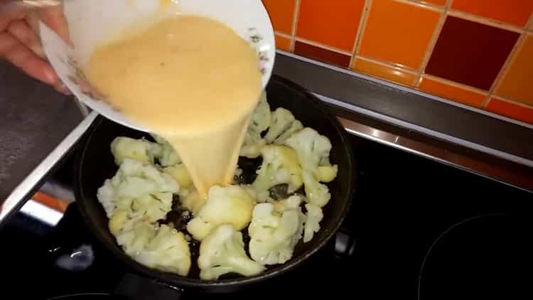 Um ein Omelett zu machen, kombinieren Sie die Eier mit Kohl