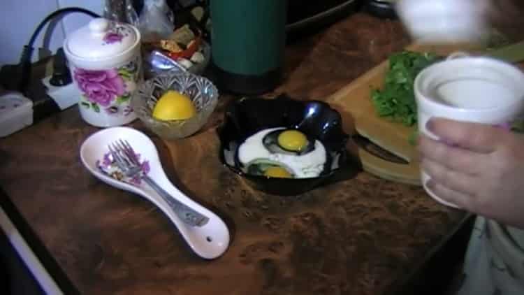 Eier schlagen, um ein Omelett zu machen