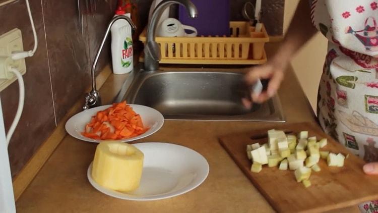 Für die Sauce die Zucchini schneiden