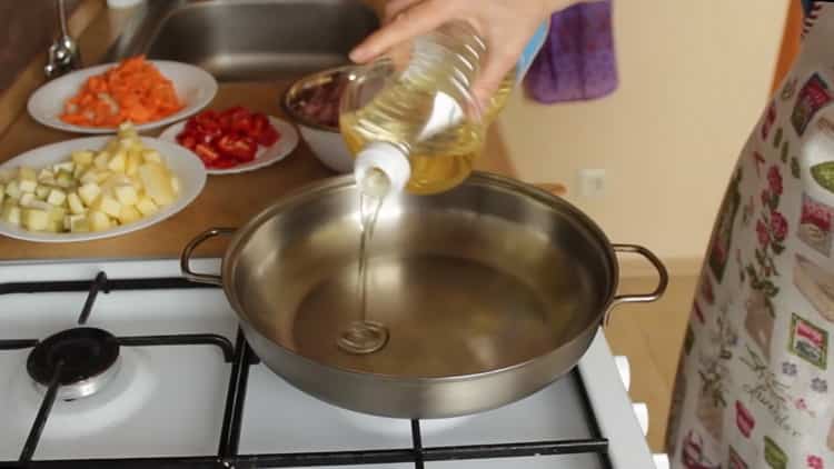 Um die Soße zu kochen, erhitzen Sie die Pfanne
