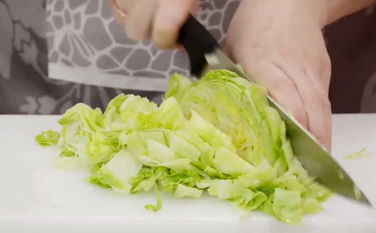 Upang makagawa ng isang salad, i-chop ang salad