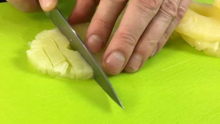 Upang makagawa ng isang salad, i-chop ang pinya