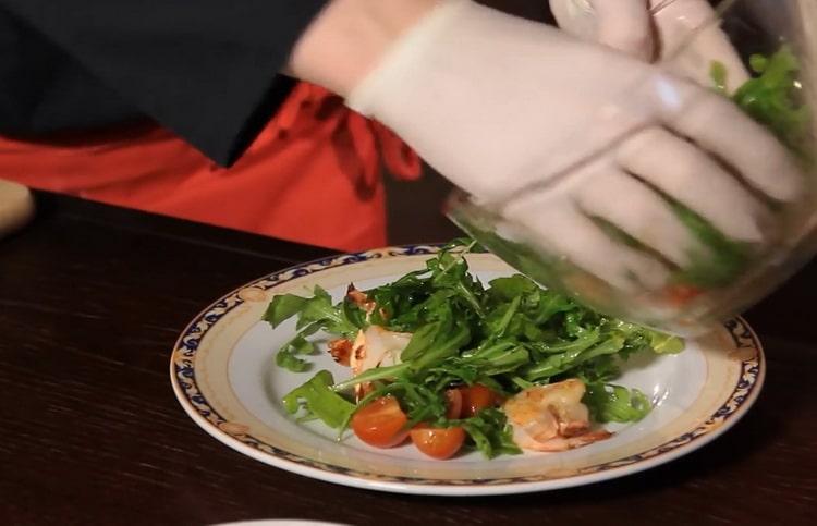 Ang salad na may arugula at hipon - isang recipe mula sa isang propesyonal na chef
