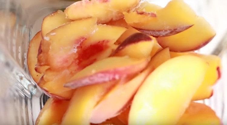 Gefrorene Pfirsiche in einer Mixschüssel.