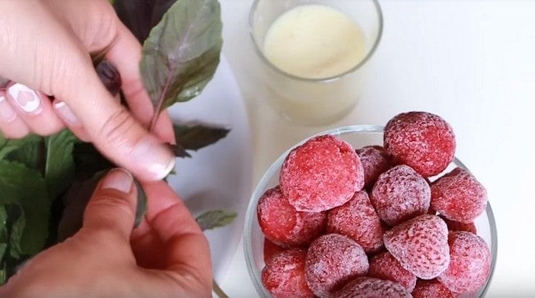 Nehmen Sie gefrorene Erdbeeren sowie Basilikum.