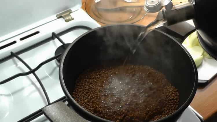 Per preparare il porridge, fai bollire l'acqua