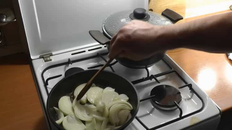 Per preparare il porridge, friggi le cipolle