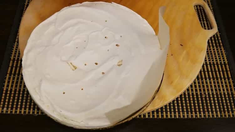 Upang makagawa ng cake, gumawa ng meringue