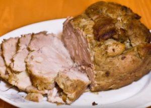 La carne di maiale bollita più tenera al forno: cuciniamo secondo una ricetta passo dopo passo con una foto.