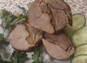 Ζυμωτό και αρωματικό χοιρινό κρέας: μαγειρεμένο σύμφωνα με τη συνταγή με φωτογραφία.