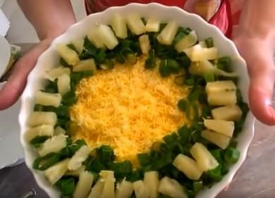 Come imparare a cucinare una deliziosa insalata con bastoncini di granchio e ananas 🍍