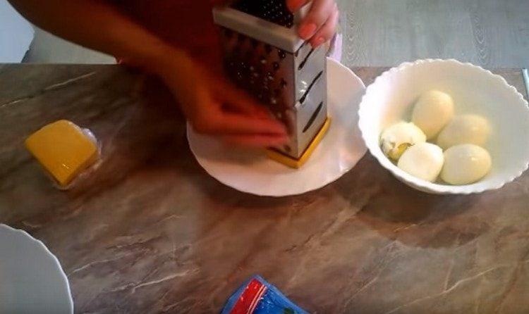 grattugiare le uova su una grattugia fine.