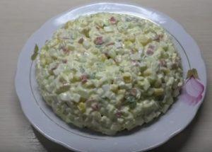 Prepariamo un'insalata leggera con bastoncini di granchio e mais secondo una ricetta passo-passo con una foto.