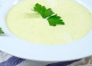 Prepariamo una leggera zuppa di cavolfiore secondo una ricetta passo-passo con una foto.