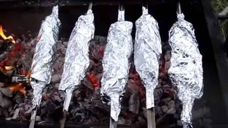 Ang mga shish kebabs na nakabalot sa foil ay ibabalik sa barbecue.