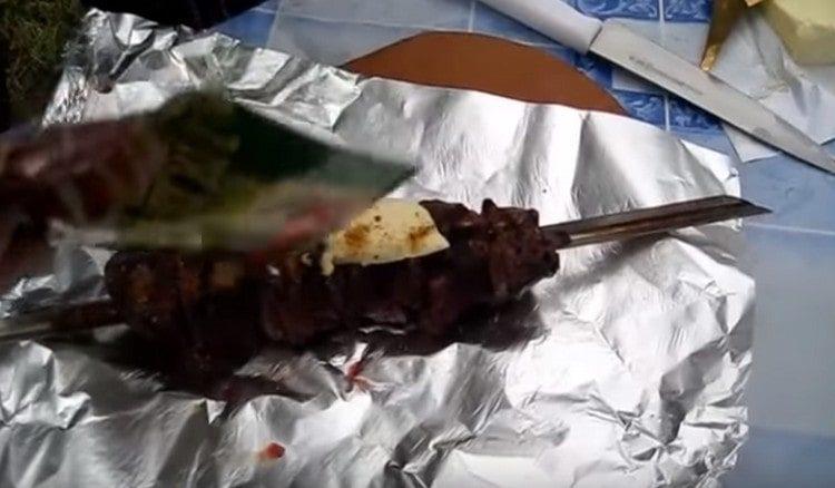 Pagwiwisik ng kebab seasoning.