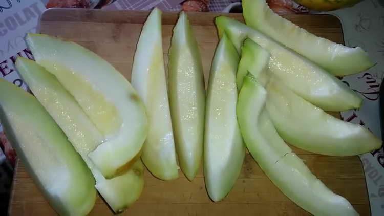 tagliare il melone a fette
