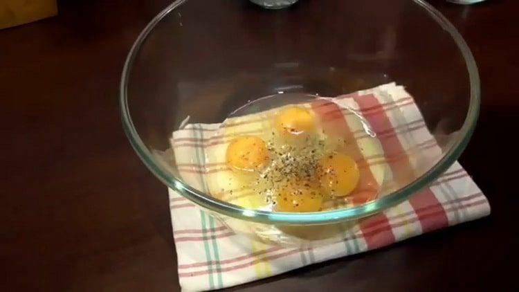 Schlage die Eier zum Kochen.