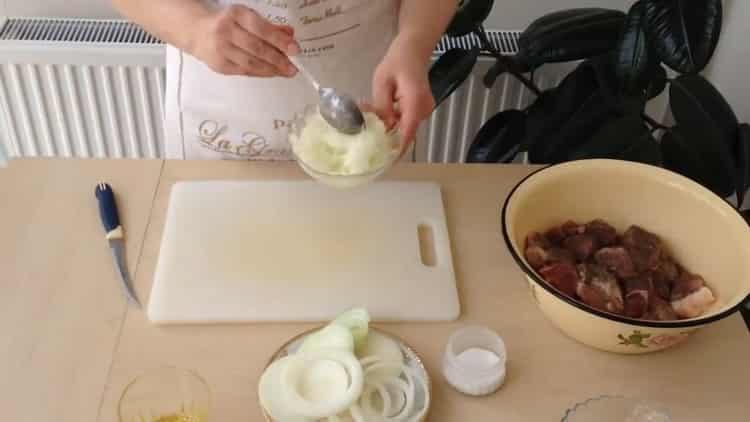 Per preparare il piatto, prepara la pappa dalla cipolla.