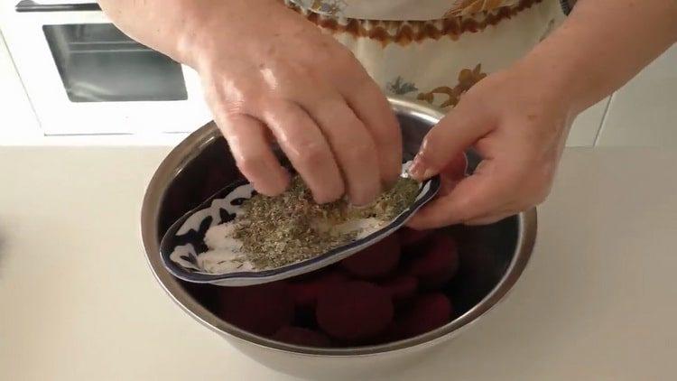 Come cuocere le barbabietole al forno in un foglio per contorni e insalate