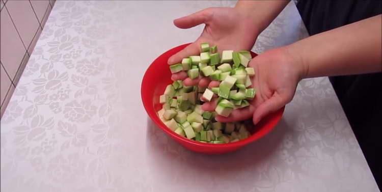 gupitin ang zucchini sa mga cube