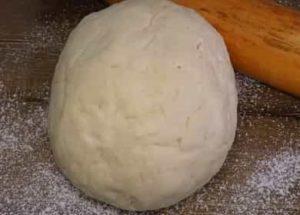 Ζύμη κεφίρ για πίτα σύμφωνα με μια συνταγή βήμα προς βήμα με φωτογραφία