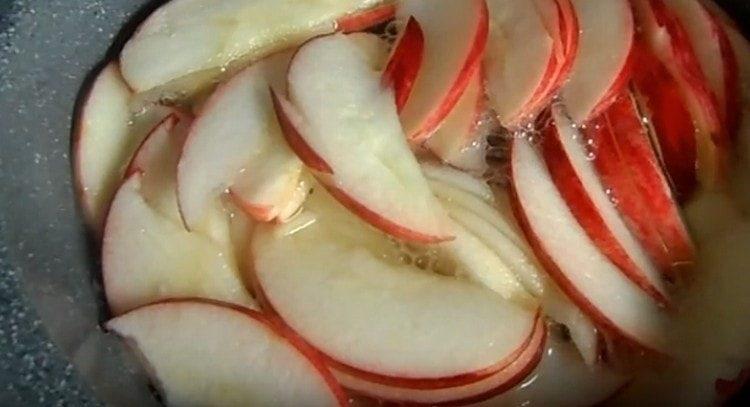 Äpfel in kochendem Wasser blanchieren.