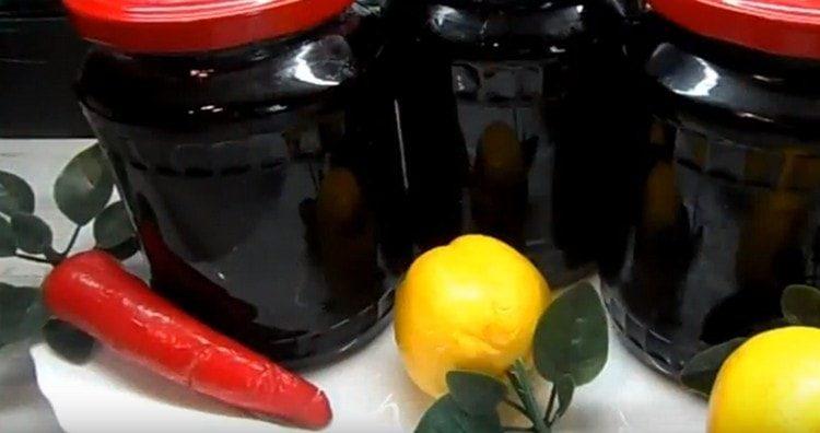 Marmelade aus Aronia mit Äpfeln in Gläser füllen und aufrollen.