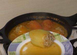 Come cucinare i peperoni ripieni: una semplice ricetta passo dopo passo con una foto.