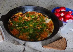 Come preparare deliziose uova strapazzate con i pomodori: una semplice ricetta passo dopo passo con una foto.