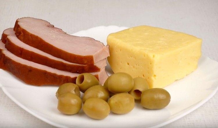 Für diese Art von Snack benötigen Sie Käse, Schinken und Oliven.