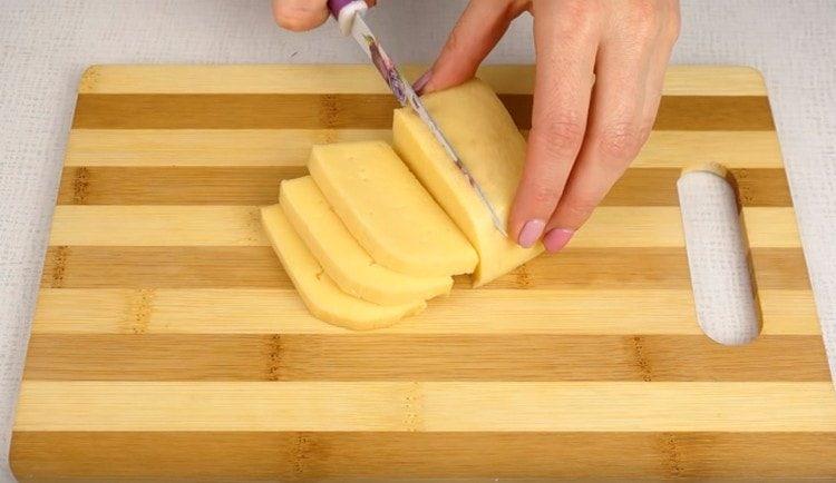 Den Käse in ausreichend dicke Scheiben schneiden.