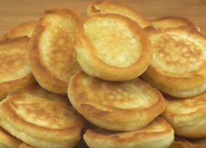 Ang pagluluto ng malulutong na pancake nang tama ng isang kulay-gatas: isang simpleng hakbang-hakbang na recipe na may isang larawan.