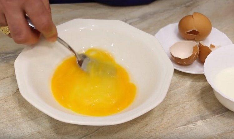 Разбийте леко яйцата с вилица.