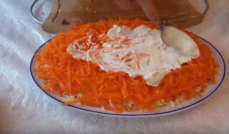 Lubricate ang layer ng karot na may mayonesa.