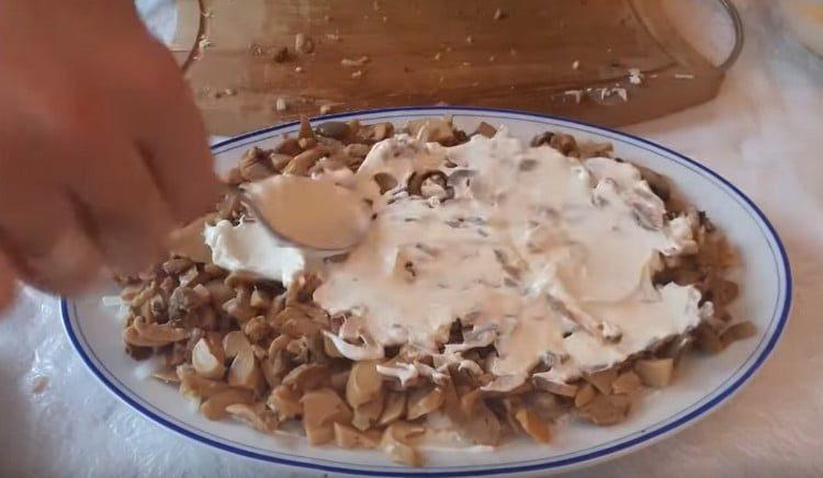 Nakasuot kami ng isang layer ng champignon na may mayonesa.