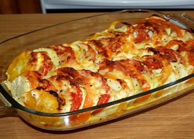 Ang pinggan ng Каб Zucchini na may mga kamatis at keso sa oven