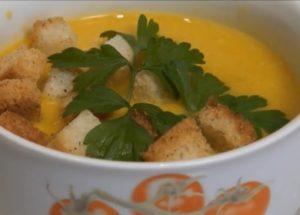 preparare un'incredibile zuppa di crema di zucca con panna