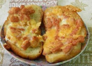 Realizziamo veloci panini caldi con salsiccia e formaggio secondo una ricetta passo-passo con una foto.