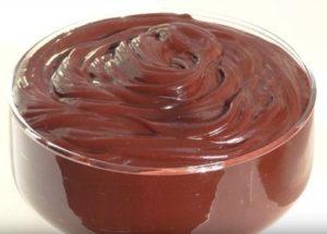 Cucinare correttamente la crema pasticcera al cioccolato: una semplice ricetta passo dopo passo con una foto.