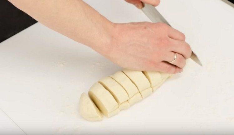 Arrotolare la pasta in un rullo e tagliarla in 8 parti.