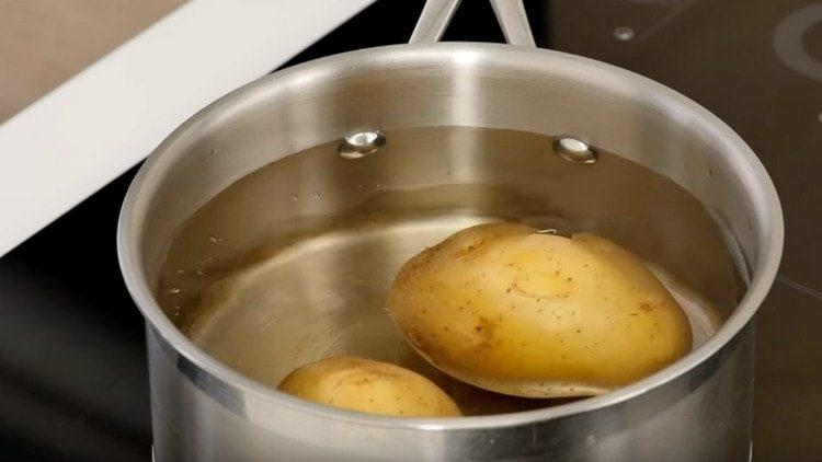 Die Kartoffeln weich kochen.