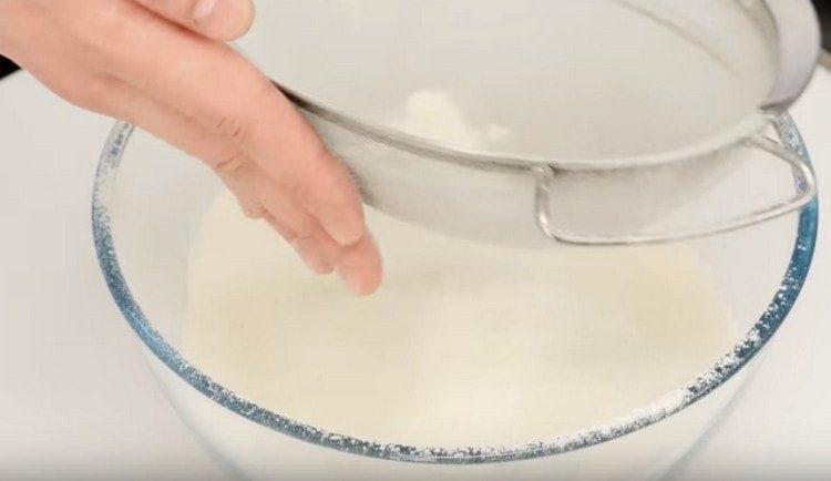 Per impastare la pasta, setacciare la farina in una ciotola.