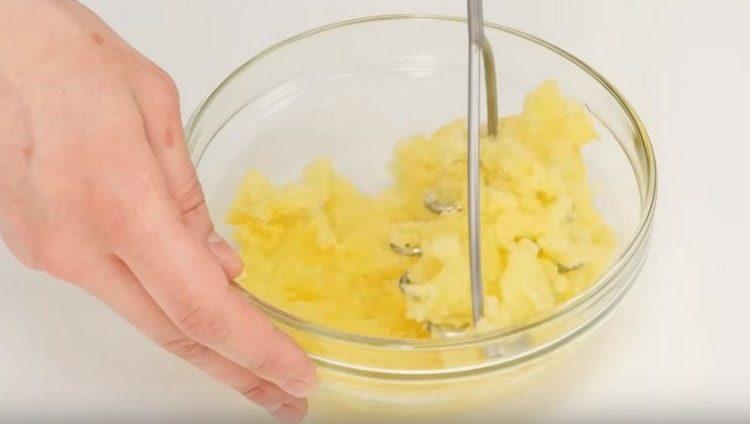 Impastare le purè di patate cotte.